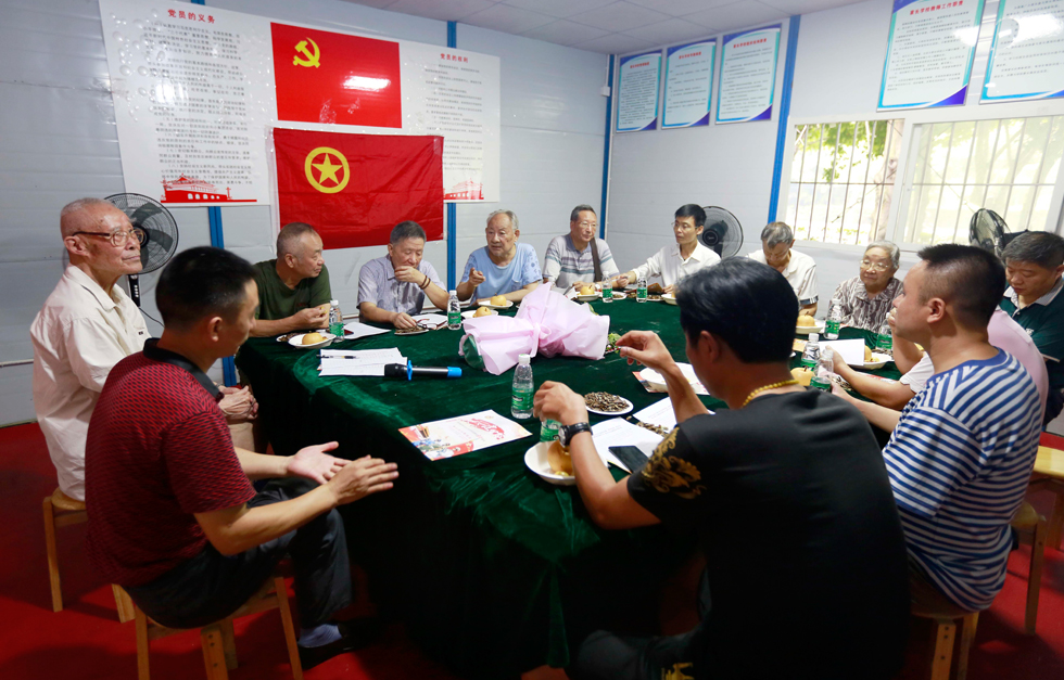 黄忠街道举办“热烈庆祝中国人民解放军建军91周年”茶话会