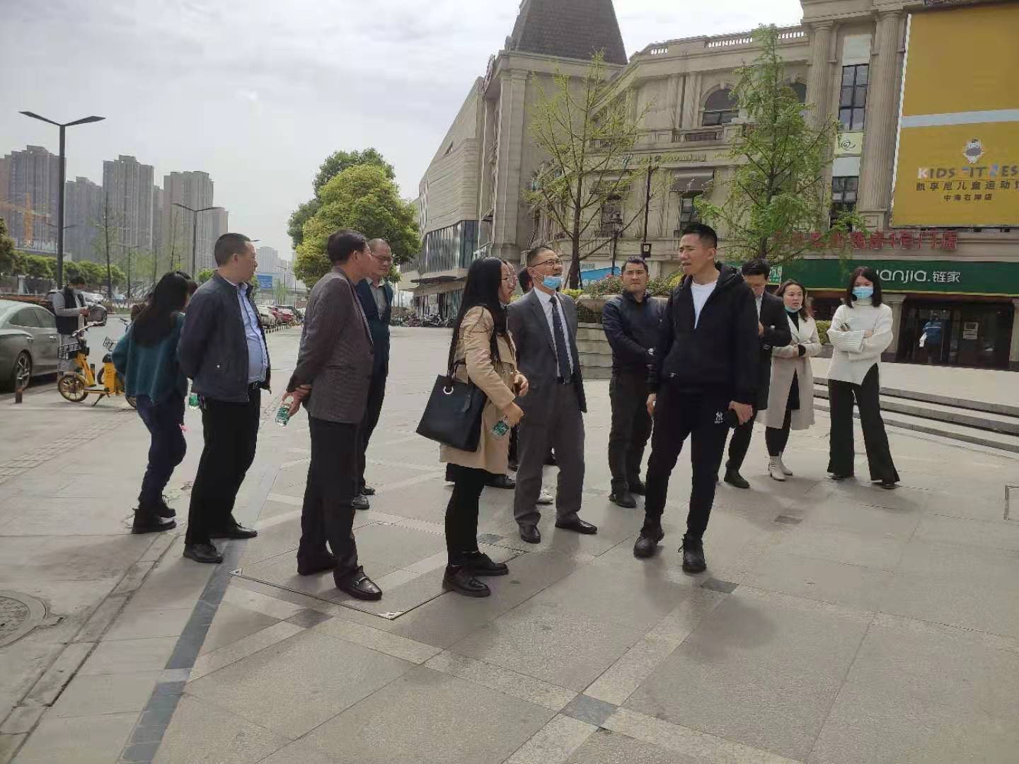 公司规划设计团队实地考察双流万顺路夜间晚味去处特色街